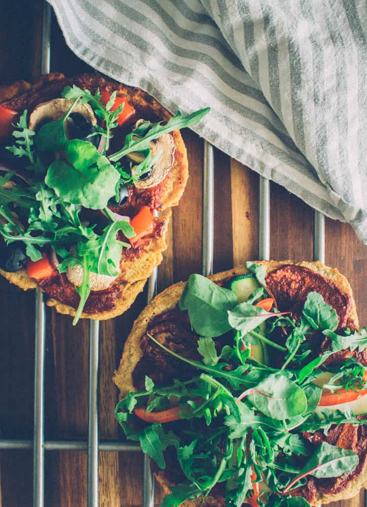 Flatbread pizza punaisista linsseistä Flatbread pizza punaisista linsseistä