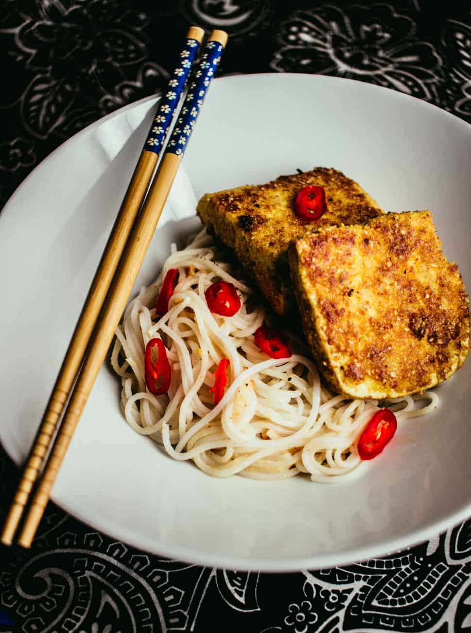 Kookoskuorrutettu tofu ja pähkinänuudelit Kookoskuorrutettu tofu ja pähkinänuudelit